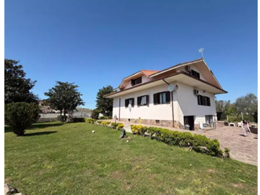 Immagine 1 di Casa indipendente in vendita  in Via Trigno 27 a Aprilia