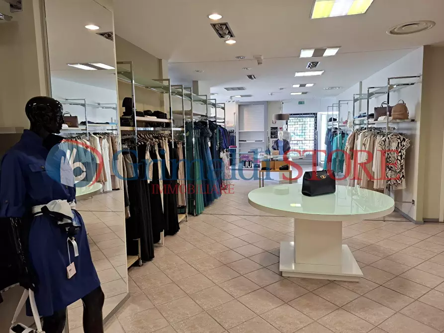 Immagine 3 di Locale commerciale in vendita  in Via Pacinotti 19 a Campi Salentina