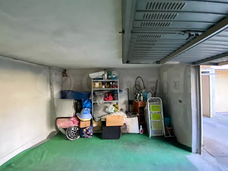 Immagine 3 di Garage in vendita  a Giugliano In Campania