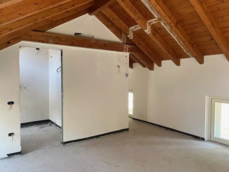 Immagine 15 di Mansarda in vendita  in Via Castello 27 a Canzo