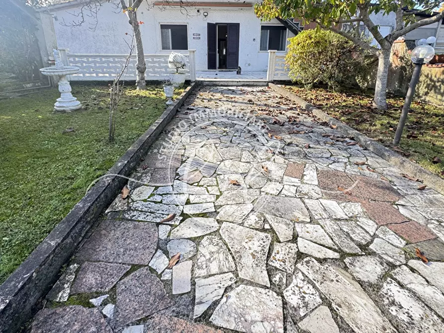 Immagine 2 di Trilocale in vendita  a Pietrasanta