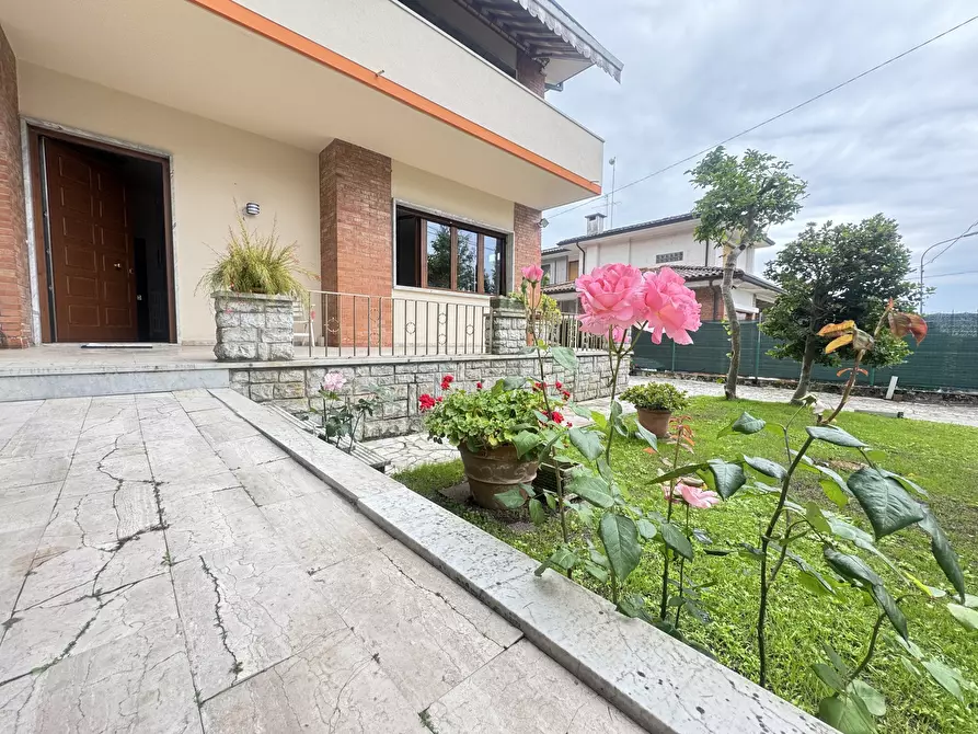 Immagine 49 di Quadrilocale in affitto  a Pietrasanta