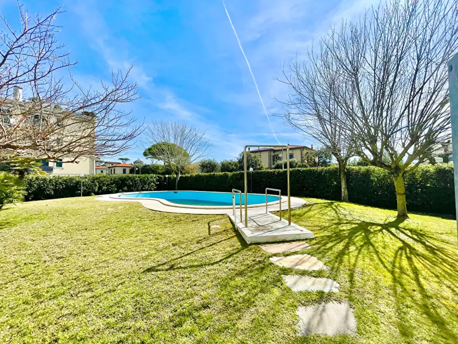 Immagine 12 di Trilocale in vendita  a Pietrasanta