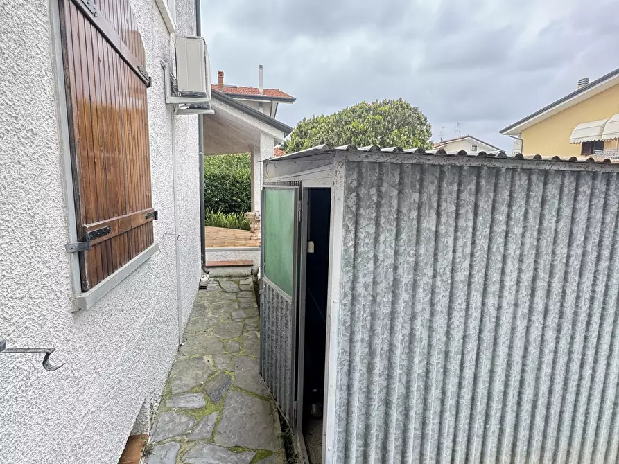 Immagine 19 di Casa indipendente in vendita  a Viareggio