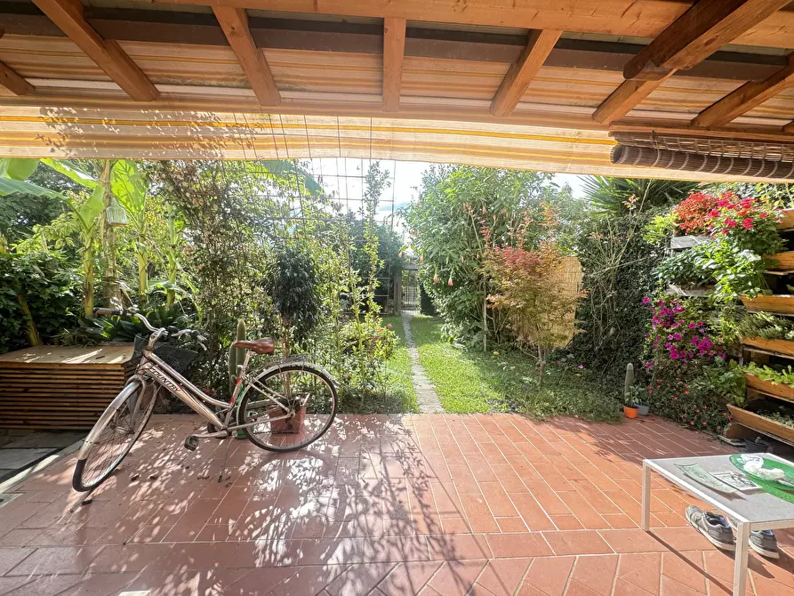 Immagine 8 di Porzione di casa in vendita  a Pietrasanta