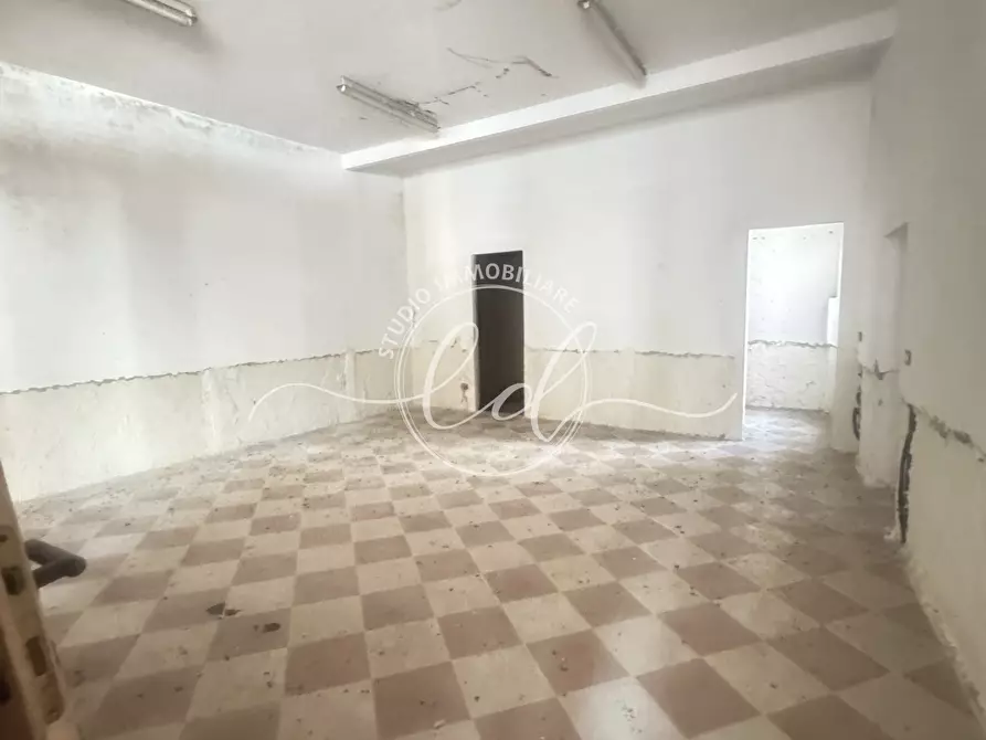 Immagine 18 di Attività artigianale in affitto  a Pietrasanta