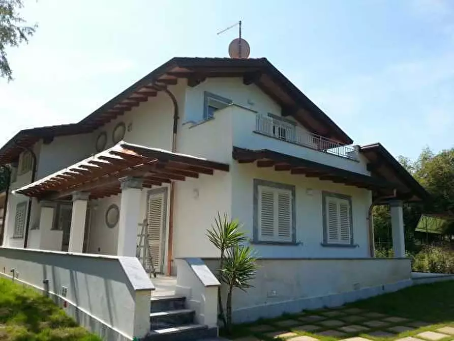 Immagine 2 di Villa in vendita  a Pietrasanta