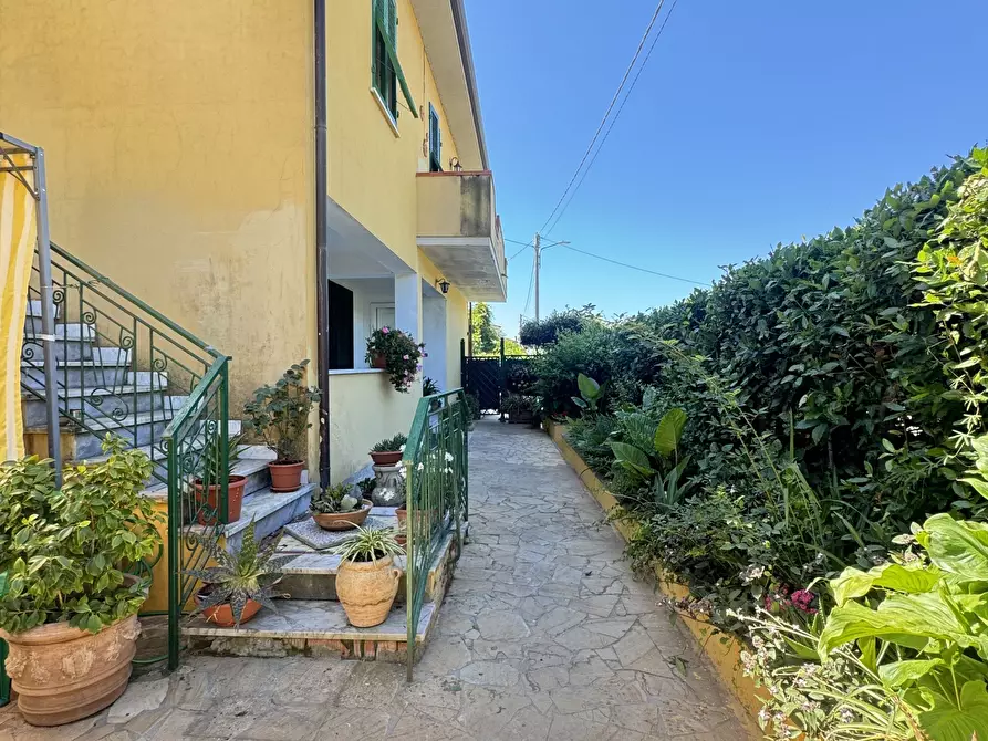 Immagine 4 di Porzione di casa in vendita  a Massa