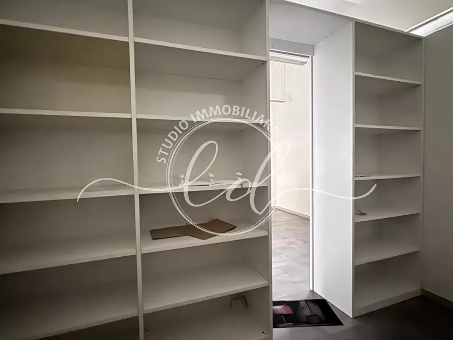 Immagine 7 di Capannone industriale in affitto  a Pietrasanta