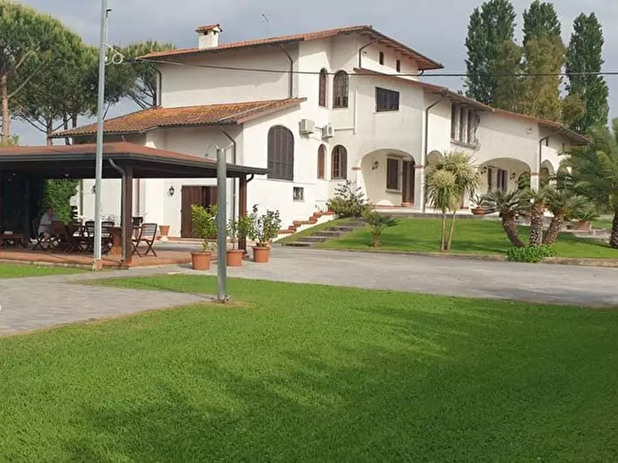 Immagine 3 di Villa in vendita  a Pietrasanta