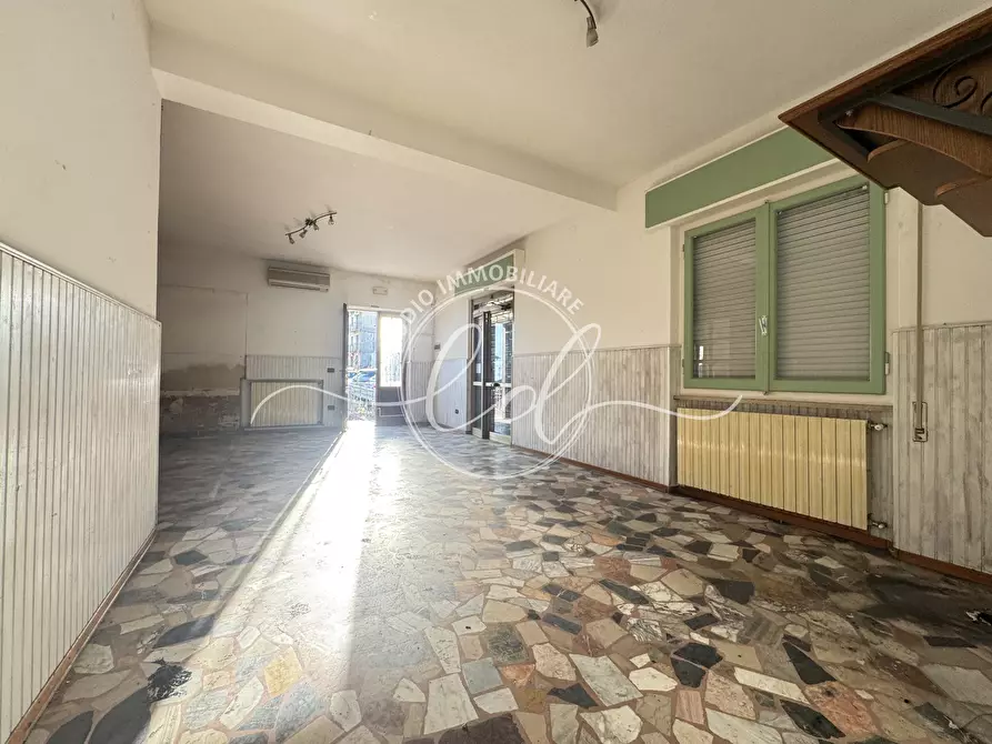 Immagine 23 di Locale commerciale in vendita  a Montignoso