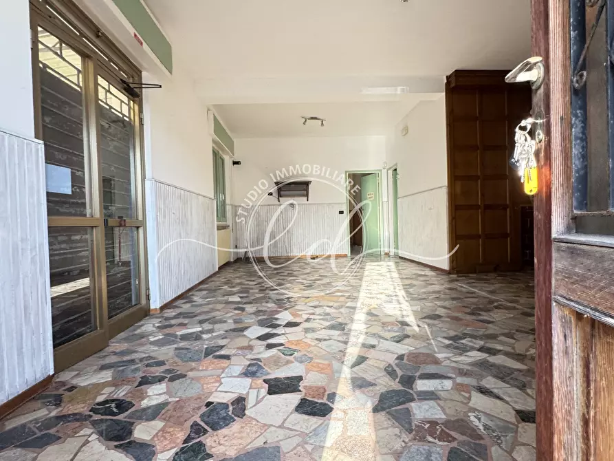 Immagine 9 di Locale commerciale in vendita  a Montignoso