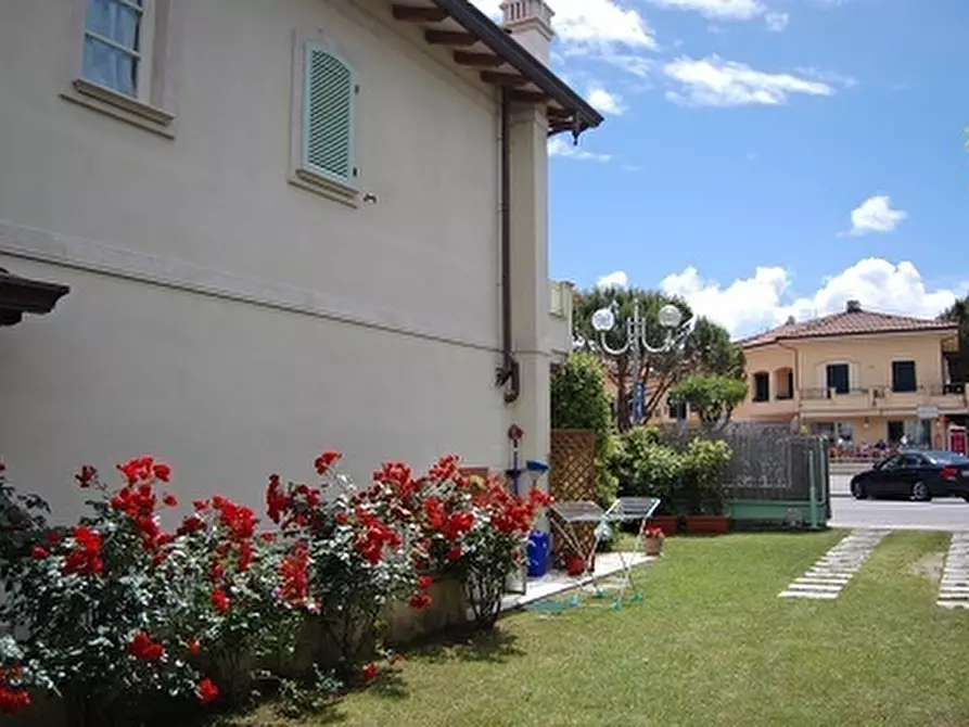 Immagine 29 di Casa indipendente in vendita  a Montignoso