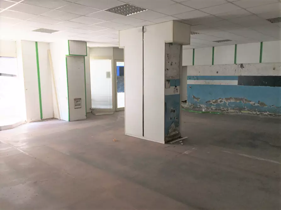 Immagine 9 di Locale commerciale in vendita  in Via della Peschiera a Anagni