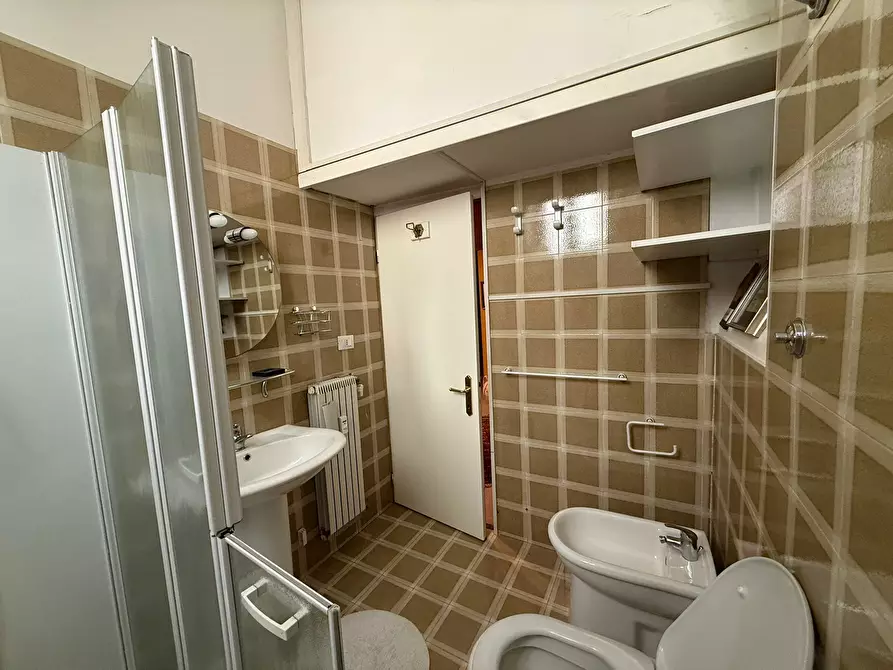 Immagine 66 di Pentalocale in vendita  in Via Salaria 126 a Roma