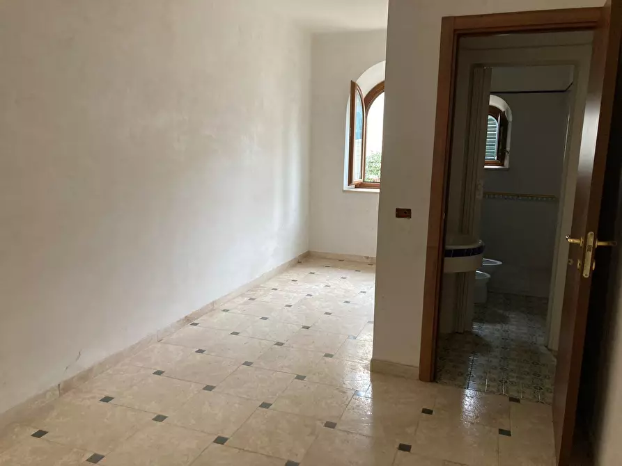 Immagine 8 di Locale commerciale in affitto  in Via Giuseppe Garibaldi 125 A a Guidonia Montecelio