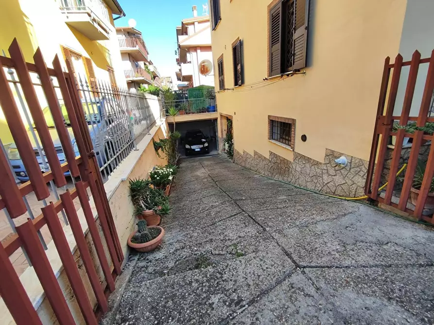 Immagine 2 di Garage in vendita  in Via Nazario Sauro 39 a Guidonia Montecelio