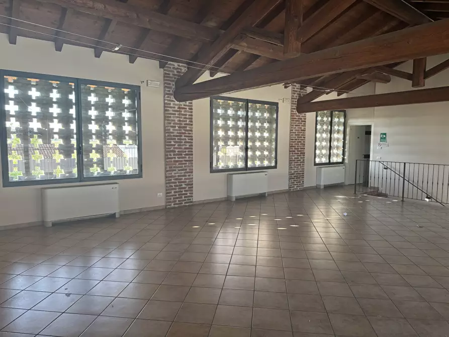 Immagine 3 di Locale commerciale in vendita  in Via Ca' De Mazzoli 6060 a Livraga