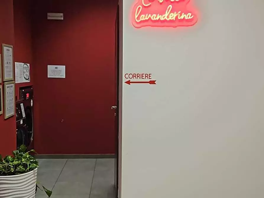 Immagine 4 di Locale commerciale in vendita  a Peschiera Borromeo