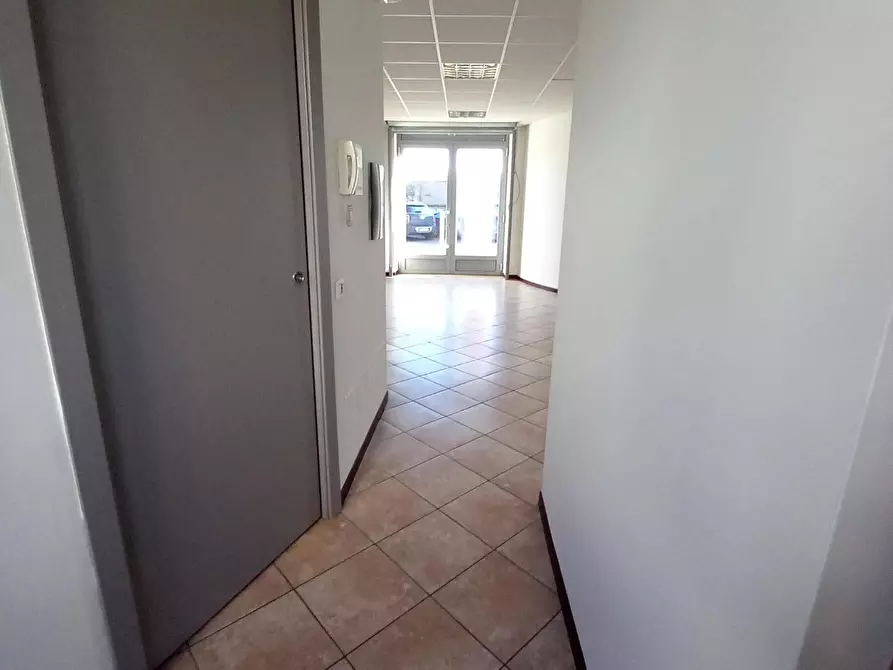 Immagine 6 di Locale commerciale in vendita  in Viale Pavia 18 a Lodi