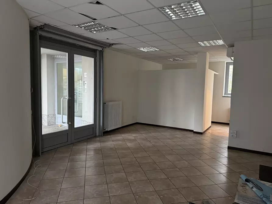 Immagine 18 di Locale commerciale in vendita  in Viale Pavia 18 a Lodi
