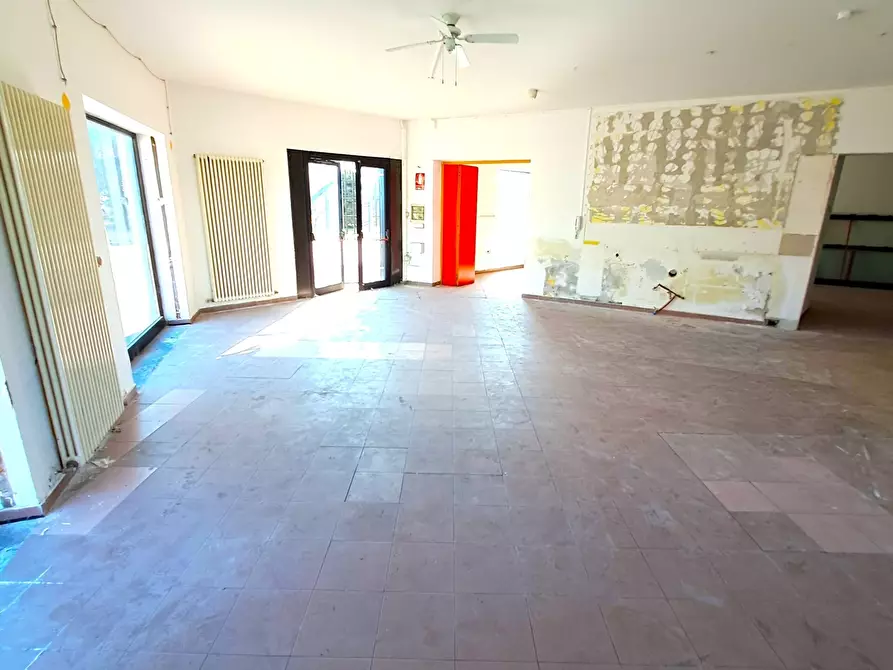 Immagine 8 di Attività commerciale in affitto  a Rovigo