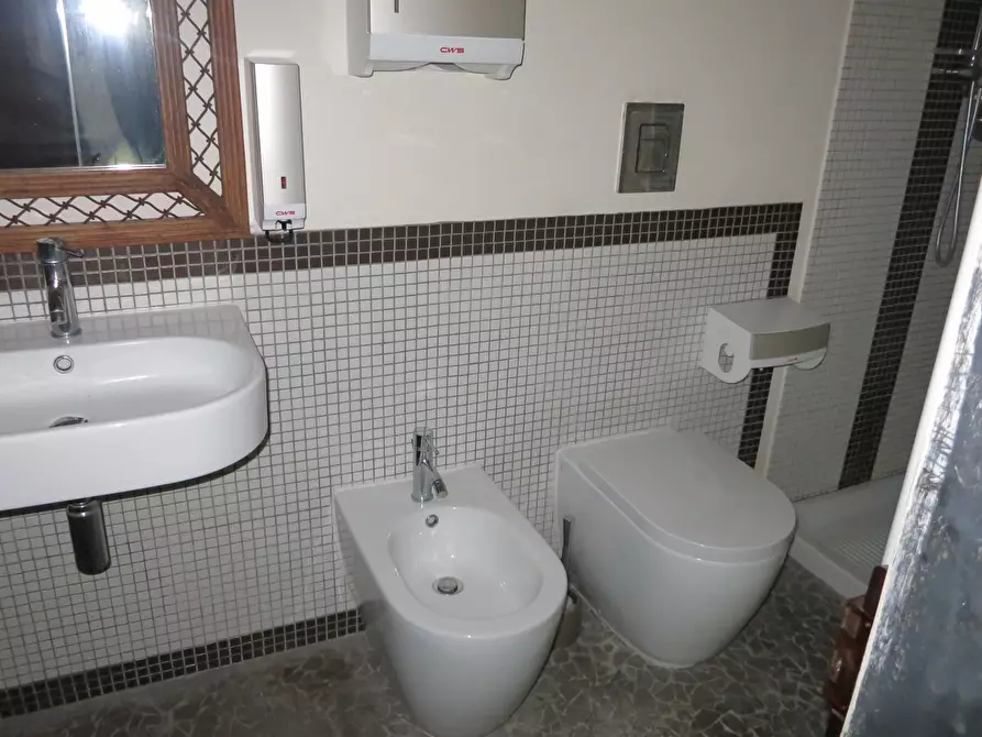 Immagine 10 di Showroom in vendita  a Sarzana