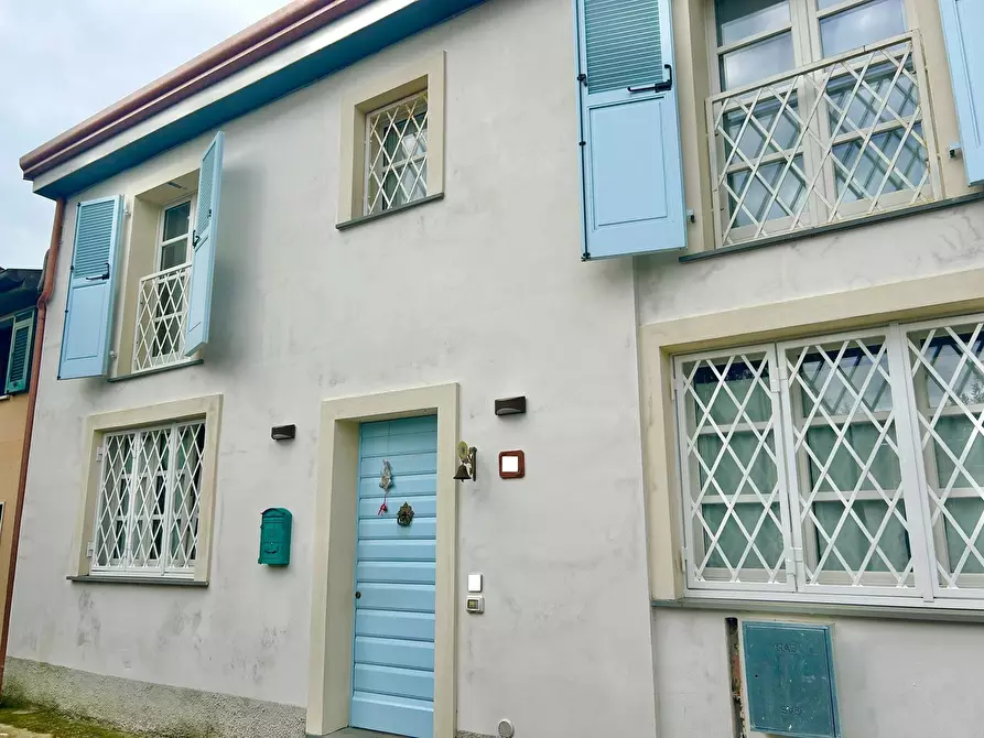 Immagine 1 di Porzione di casa in vendita  a Sarzana