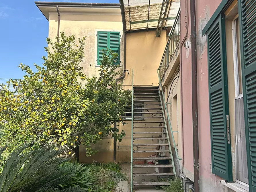 Immagine 2 di Porzione di casa in vendita  a Sarzana