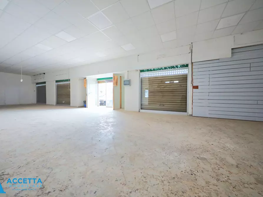 Immagine 6 di Locale commerciale in vendita  in Corso Vittorio Emanuele II 11 a Taranto