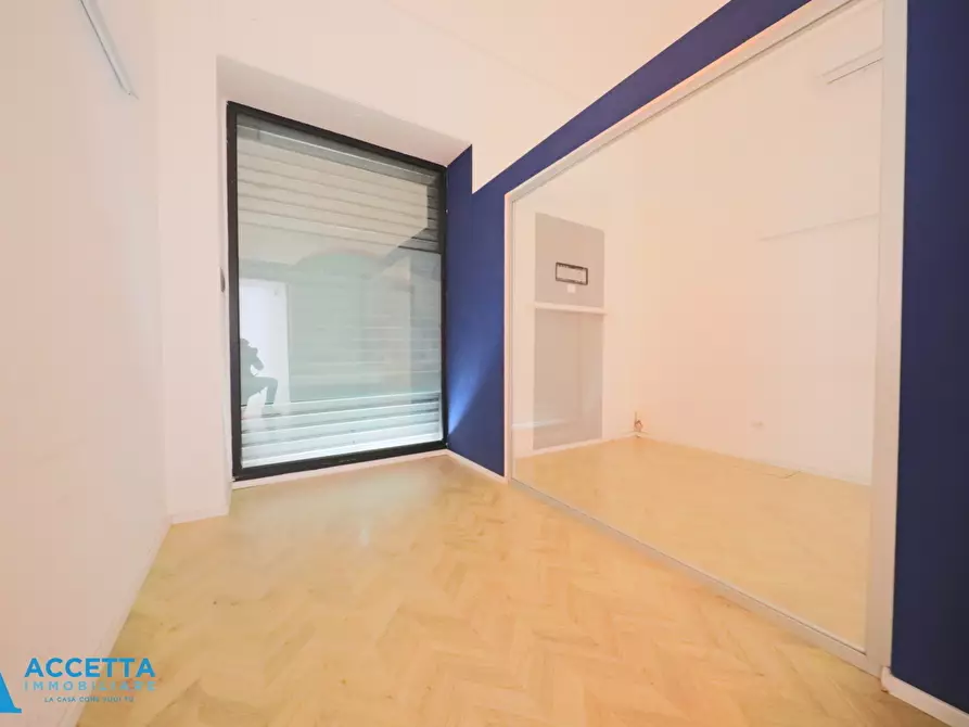 Immagine 4 di Locale commerciale in affitto  in Via Oberdan 31 a Taranto
