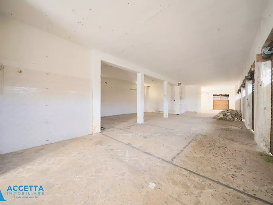 Immagine 11 di Locale commerciale in vendita  in Corso Vittorio Emanuele II 11 a Taranto