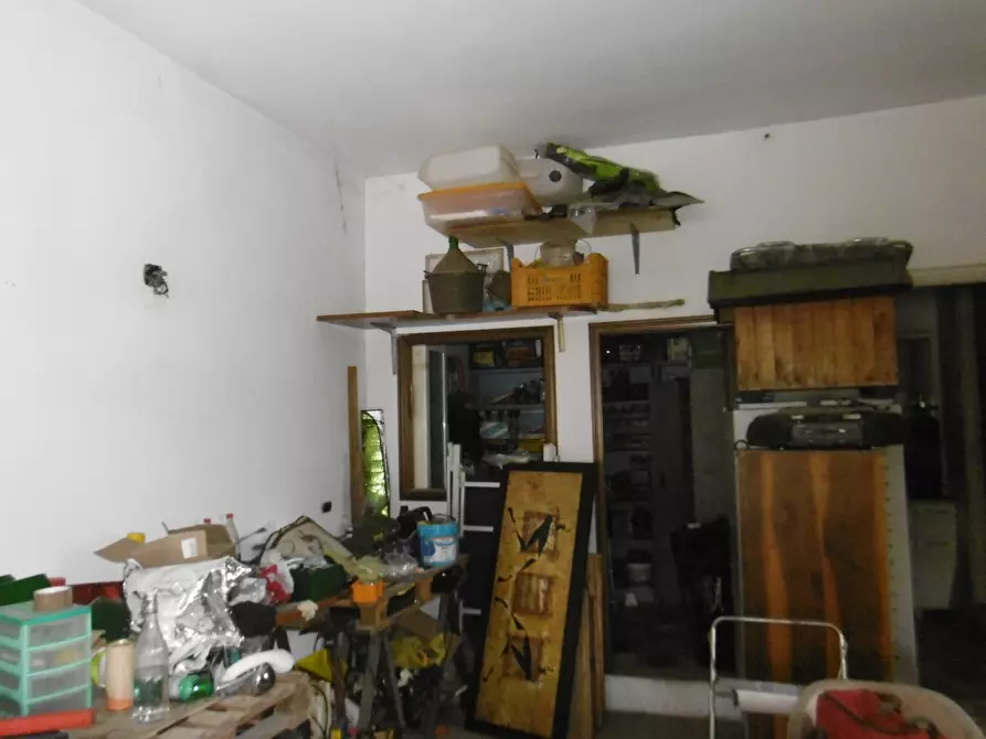 Immagine 4 di Locale commerciale in vendita  in VIA SAMUGHEO a Roma