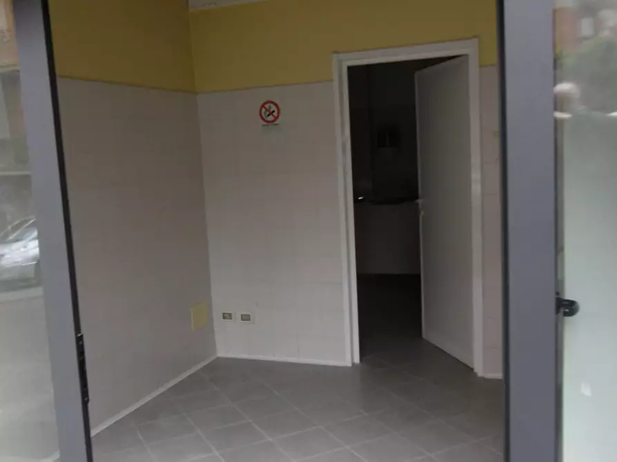 Immagine 2 di Locale commerciale in vendita  in Via Raffaele Paolucci a Roma