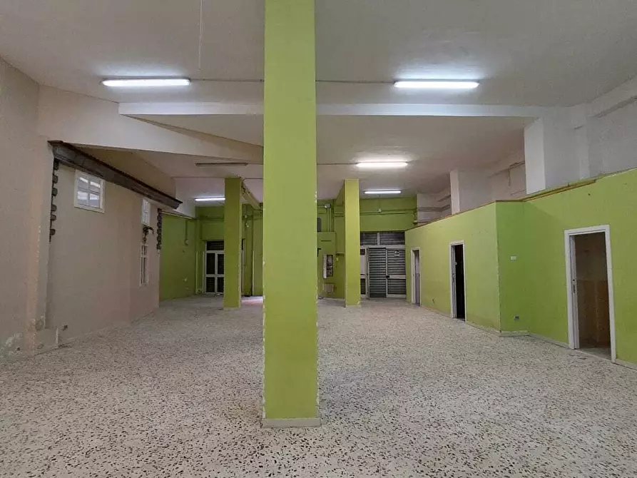 Immagine 4 di Locale commerciale in vendita  in Via Palinuro 137 a Salerno