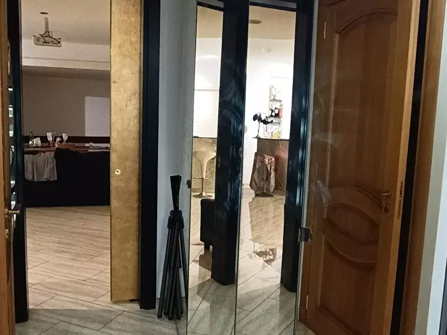 Immagine 16 di Locale commerciale in vendita  in Via Sant'Eremita 27 a Salerno