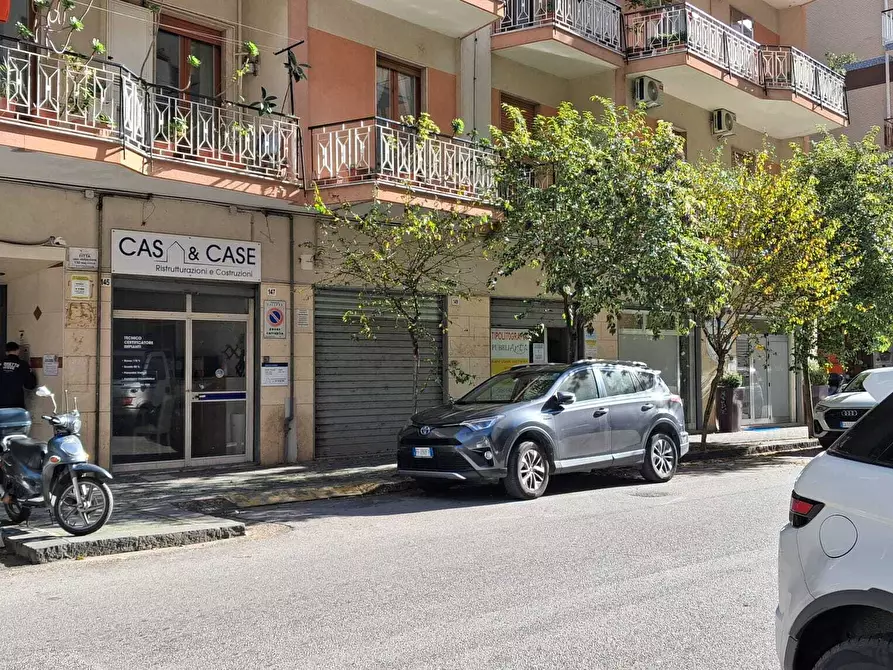 Immagine 1 di Locale commerciale in vendita  in Via Luigi Guercio 147 a Salerno