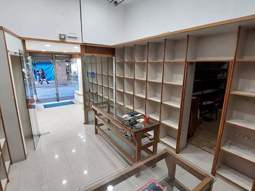 Immagine 15 di Locale commerciale in vendita  in Via del Carmine 89 a Salerno