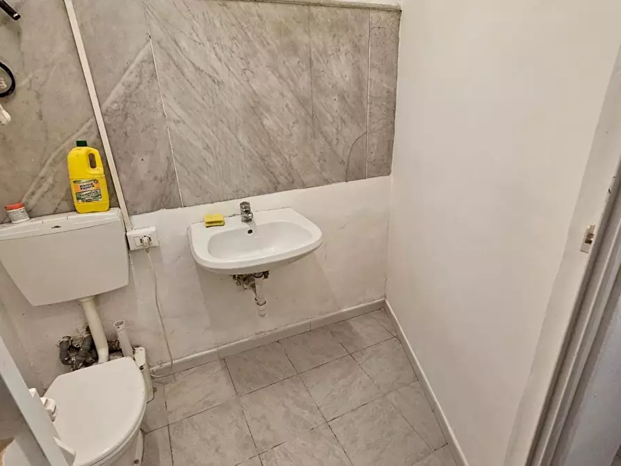 Immagine 9 di Locale commerciale in vendita  in Via Giovanni Tommaso Invrea 46 a Genova