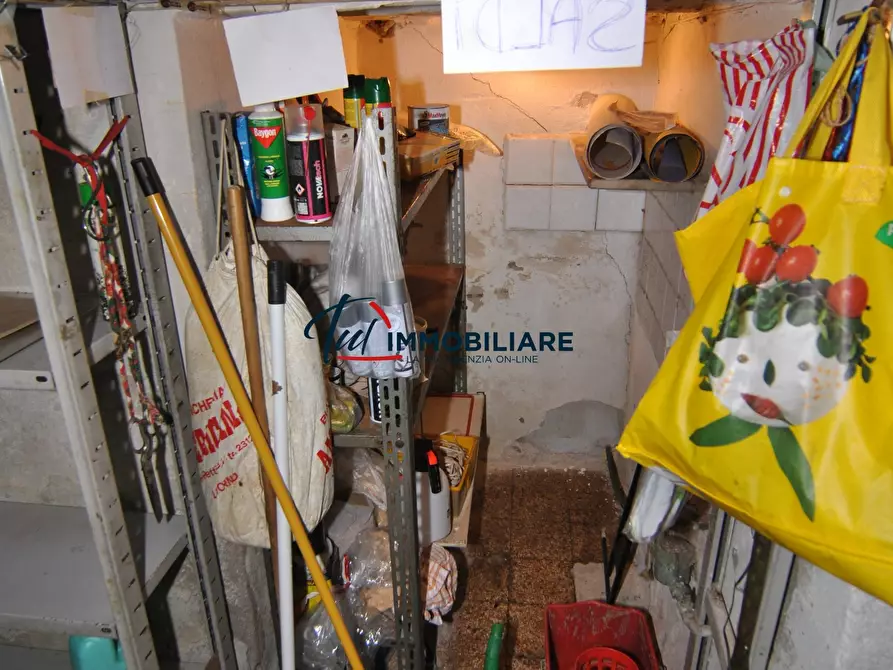 Immagine 12 di Locale commerciale in vendita  in Via del Pettine 5 a Livorno