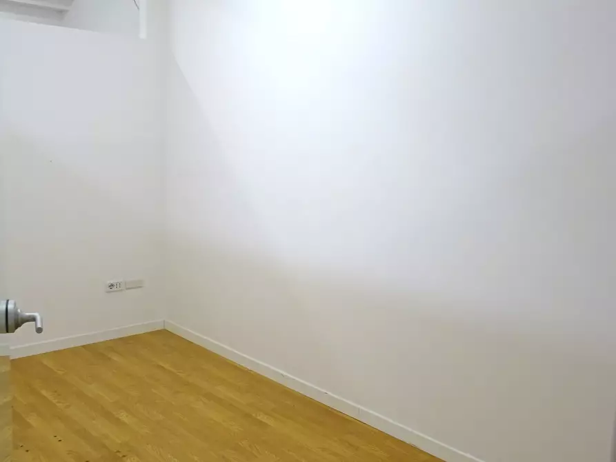 Immagine 3 di Magazzino in vendita  a Senigallia