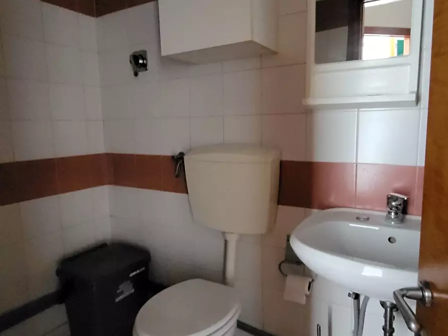 Immagine 7 di Locale commerciale in vendita  a Senigallia