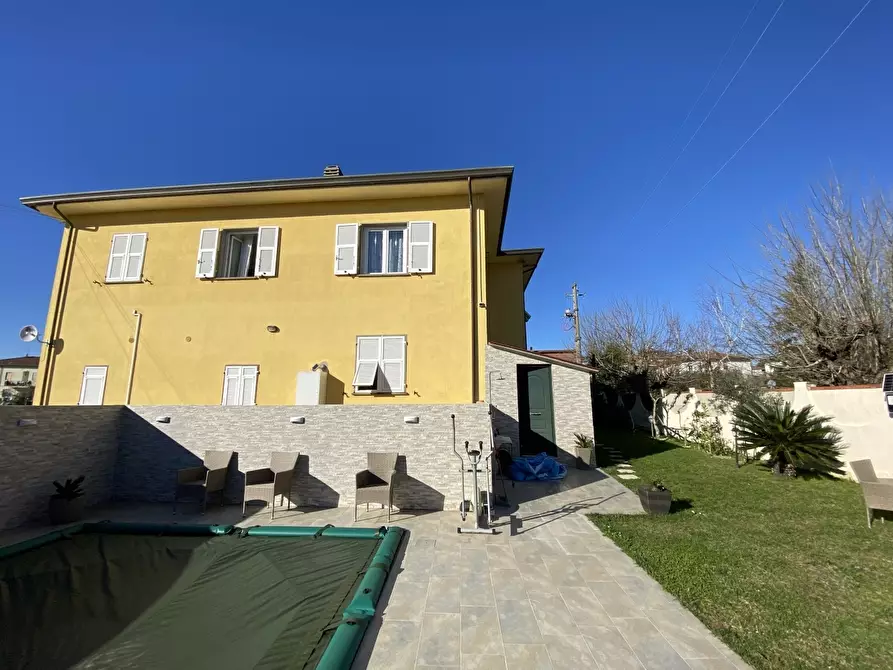 Immagine 1 di Casa trifamiliare in vendita  in Via dei Laghi 11 a Castelnuovo Magra