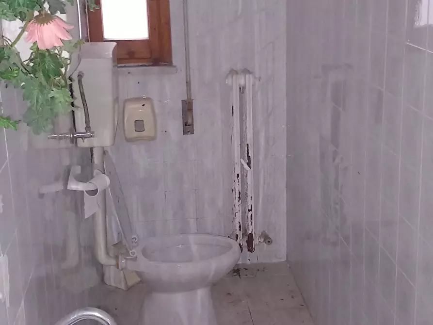 Immagine 4 di Locale commerciale in affitto  in VIALE ALCIONE 139B a Francavilla Al Mare