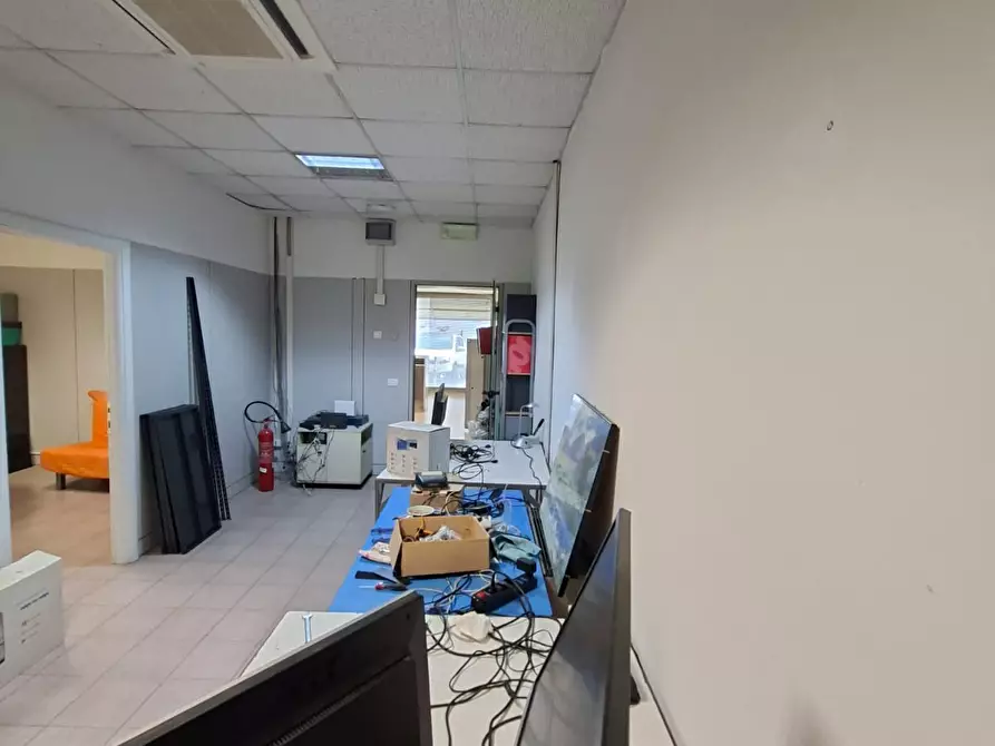 Immagine 15 di Ufficio in vendita  a Parma