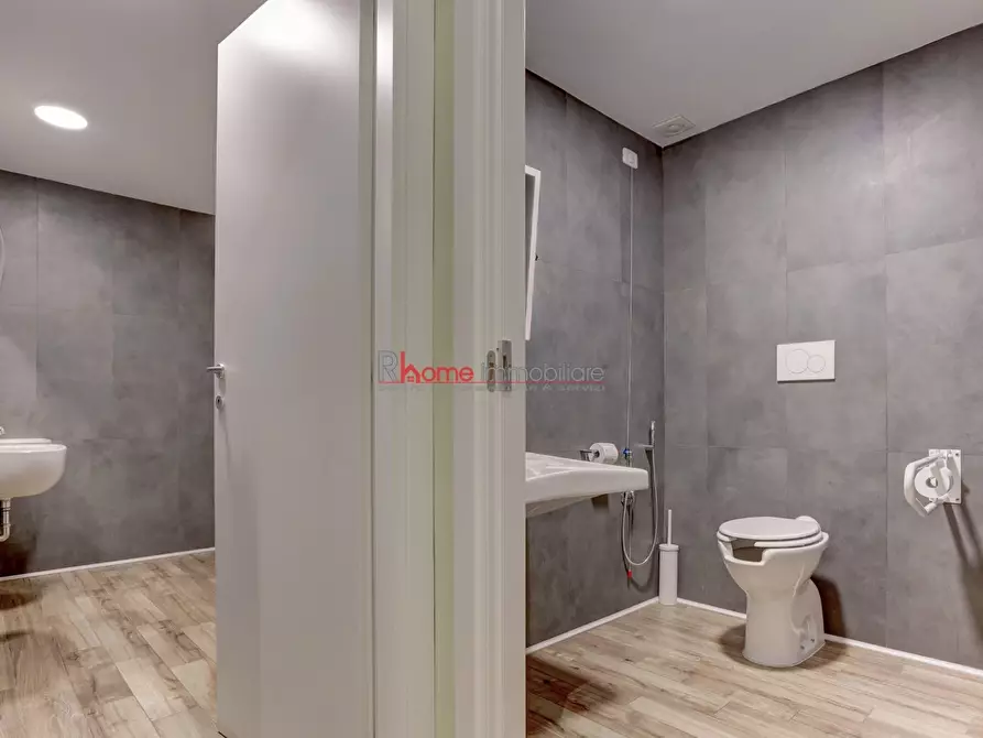 Immagine 16 di Locale commerciale in vendita  a Roma