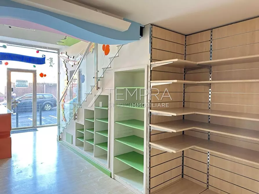 Immagine 7 di Locale commerciale in vendita  a Adrano