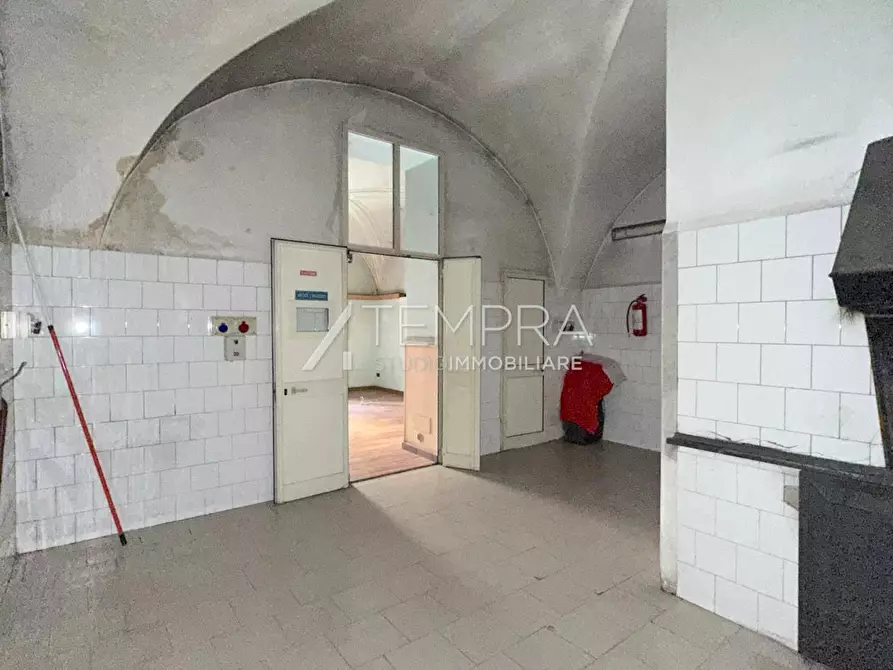 Immagine 11 di Locale commerciale in vendita  a Adrano