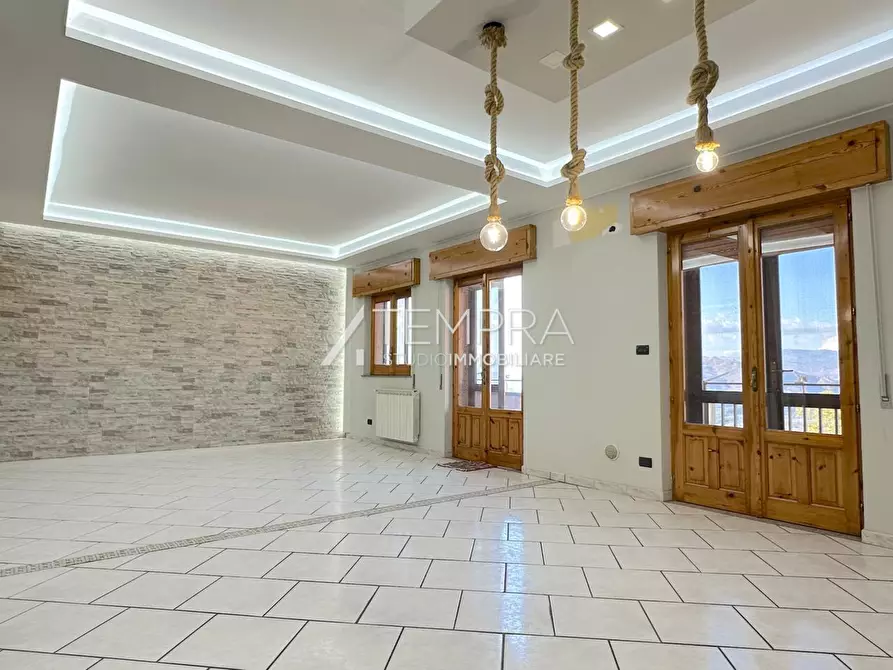 Immagine 1 di Appartamento in vendita  in VIA PAOLO VI a Adrano