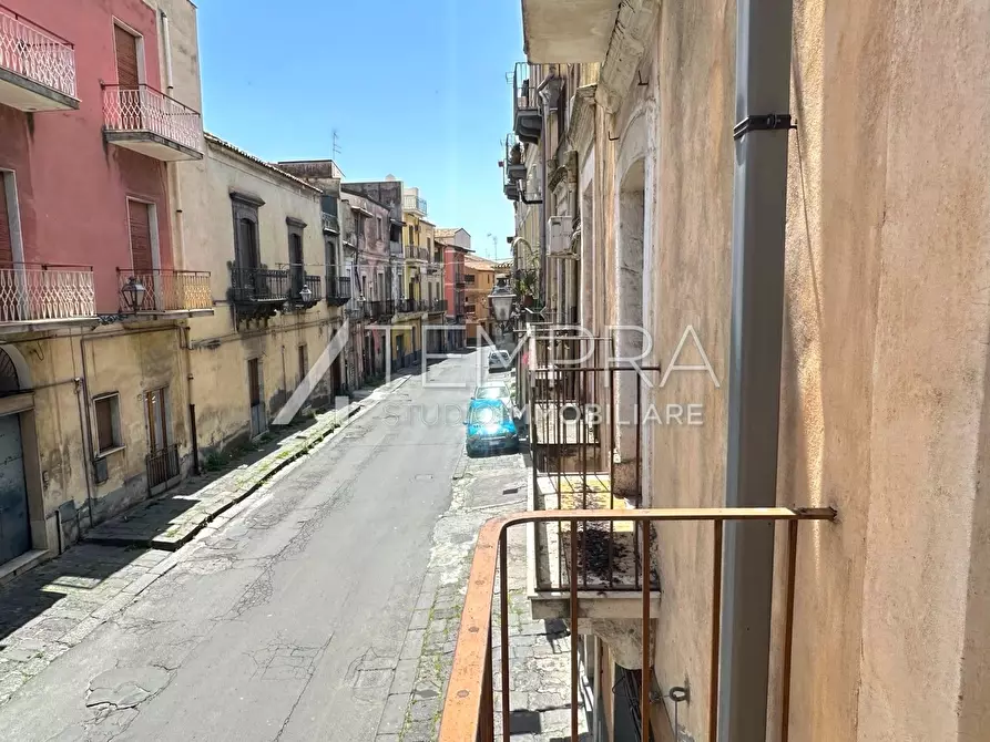 Immagine 8 di Casa indipendente in vendita  a Adrano